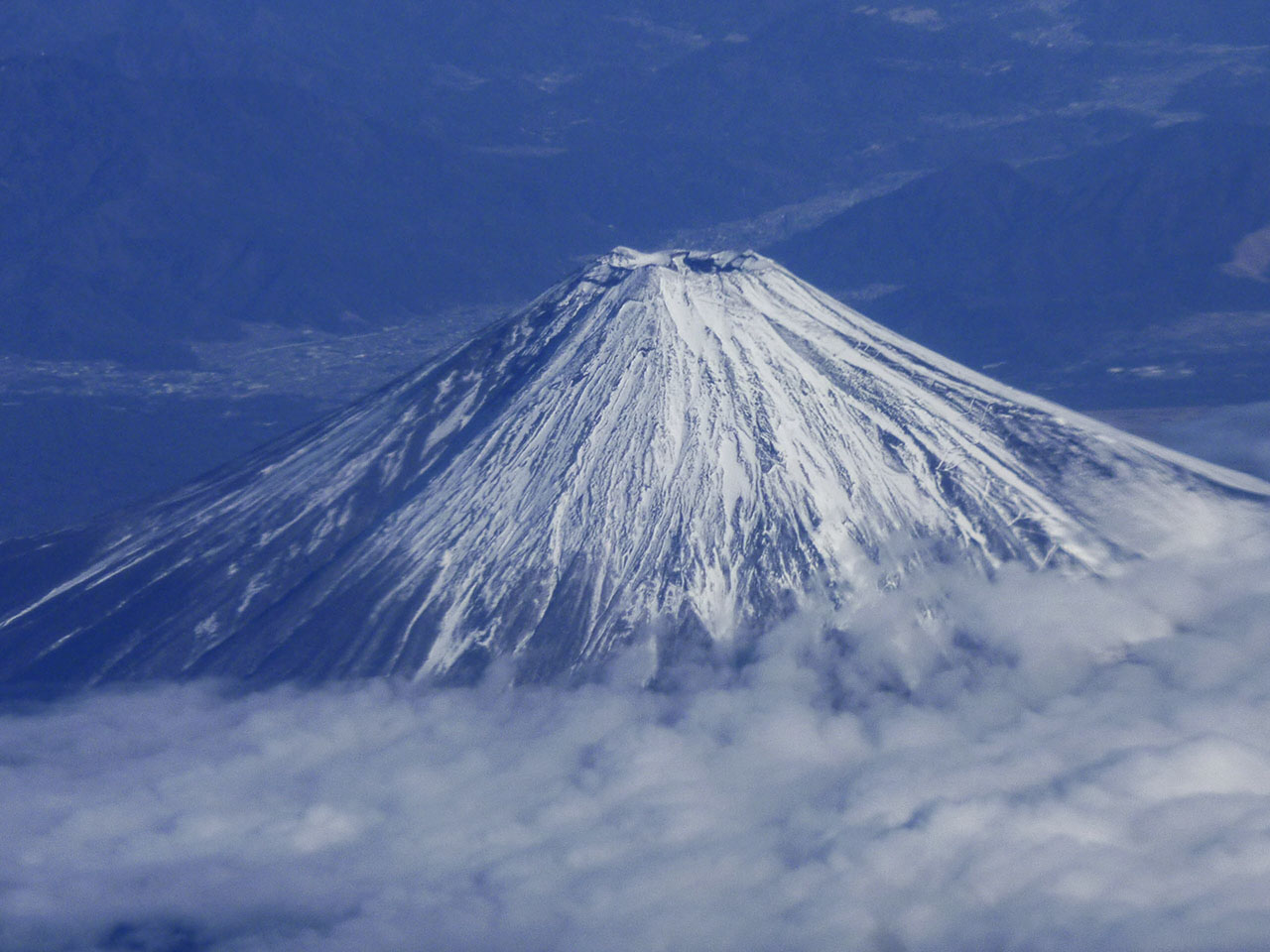 空撮風景壁紙 富士山雪景色 四季の山野草