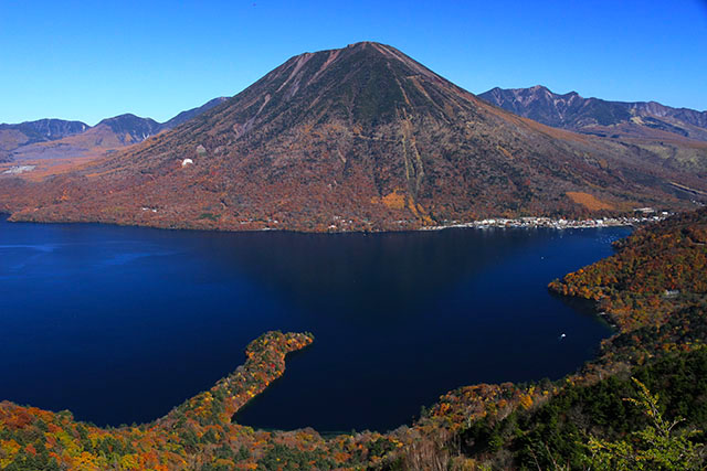 半月山展望台から中禅寺湖と男体山